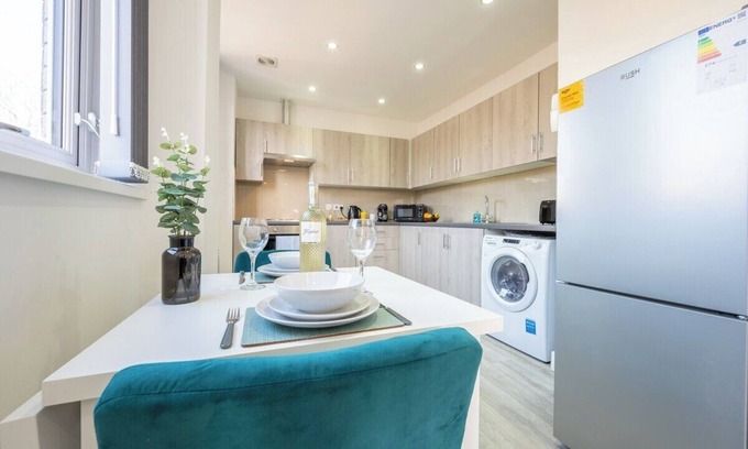 Newport Apartment | Stylish 2 Bedroom - Church View 3 by Tŷ SA