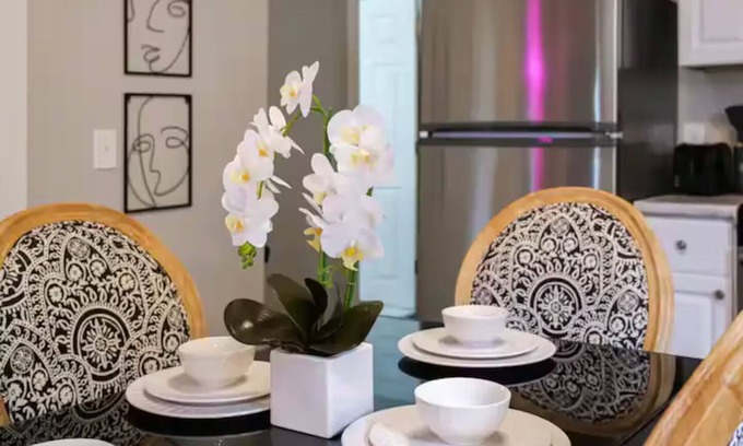 Tremont Bed & Breakfast | Stylish 2 bedroom getaway 5 minutes from downtown Cleveland!