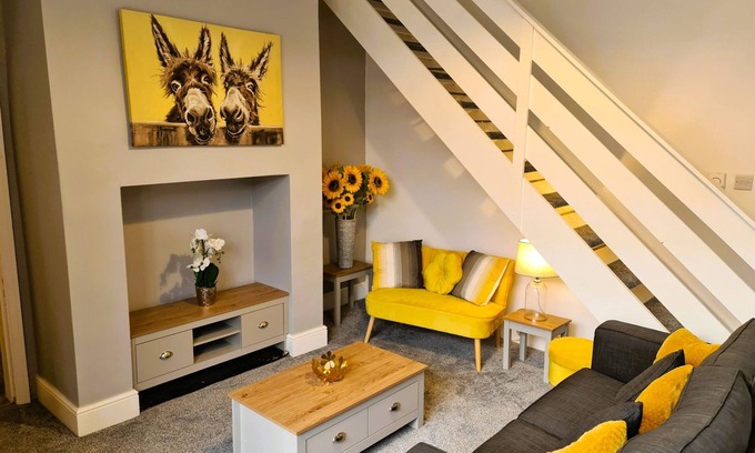 Blackpool Town Center House | Stylish 2-Bedroom House, with Private Parking
