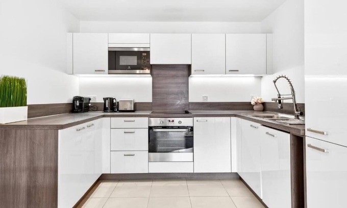 Lewisham Apartment | Stylish 2BR Flat near Catford Station - Easy Access to Central London