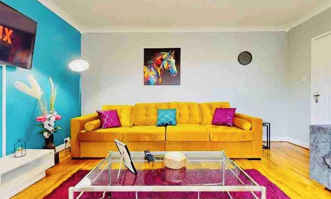 Hinckley House | Stylish 3 Bed Contractor Bungalow | WiFi | Parking