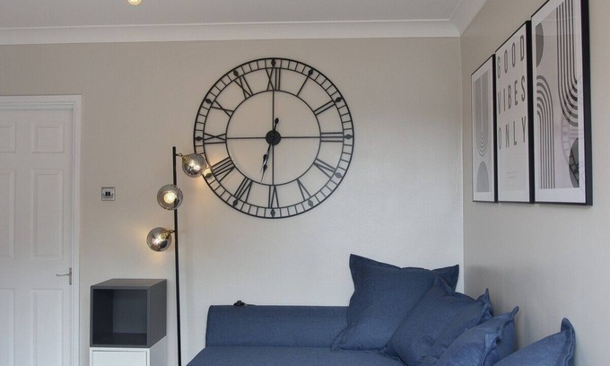 Colchester House | Stylish 3-Bed Hot Tub Free Parking Contractors