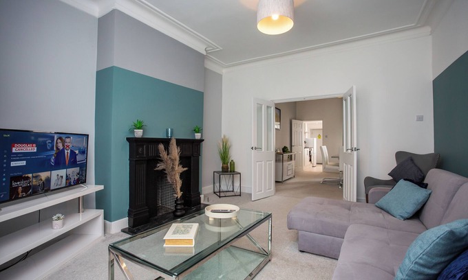 Westoe Apartment | Stylish 3 bedroom apartment - Free wifi
