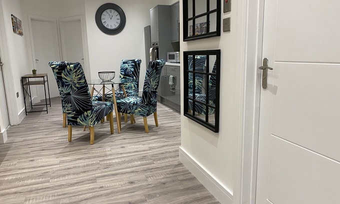 Cwmbrwla Apartment | Stylish 3beds Nystyle Apt - Parking, Self Check-in
