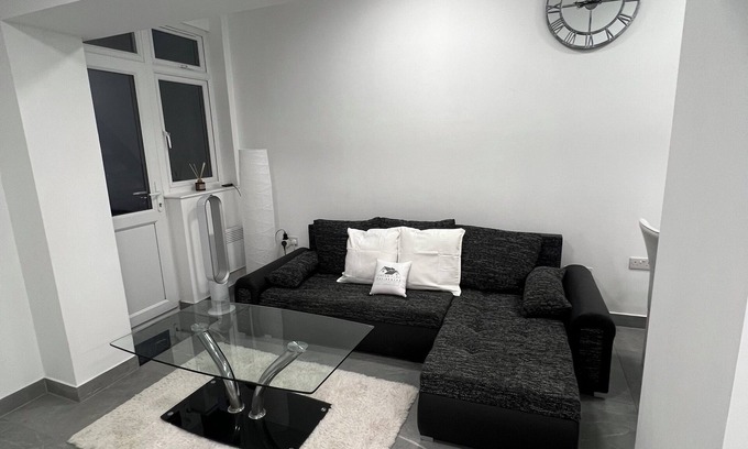 Fortune Green Apartment | Stylish 3BR Appartment - West Hampstead - Sleeps up to 8 - NearTube -