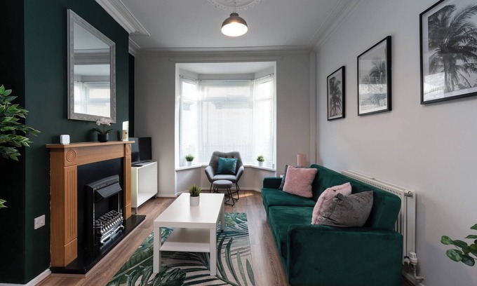 Hull Ski Chalet | Stylish 3BR House in Hull Sleeps 5