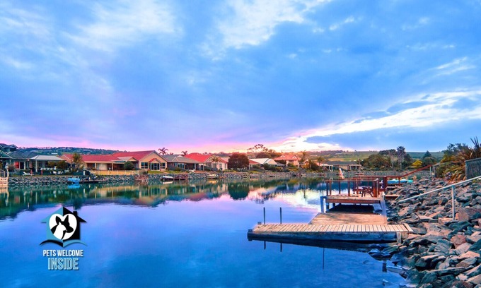 Encounter Bay House | Stylish 3BR Lake- front House + Kayaks