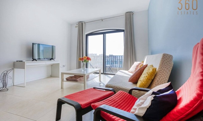 Qawra Apartment | Stylish 3BR Apt with panoramic balcony in Qawra