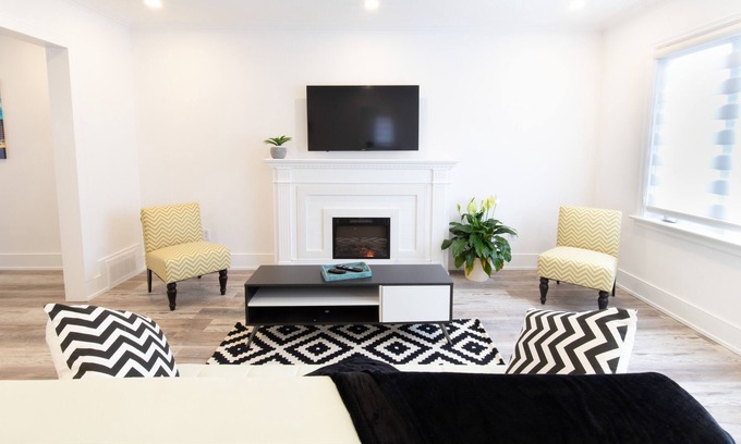 Armour Heights House | Stylish 4 Bedroom/2 Bath Home near Bathurst & Wilson