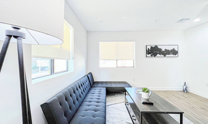 Inglewood House | Stylish 4-Bedroom Modern Home Near Koreatown – OAK2