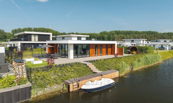 Zeewolde House | Stylish 4-person wellness villa with Finnish sauna, fenced waterfront garden and luxurious interior – pets welcome.