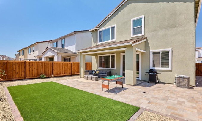 Fairfield House | Stylish 4BD Home ~ Pvt Backyard ~ Minutes to Napa