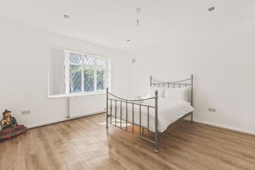 Stanwell House | Stylish 4bed 2bath Residence with Garden and Parking