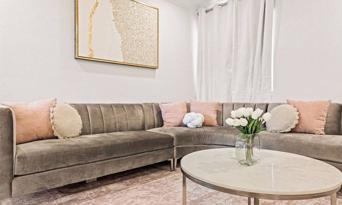 Los Angeles House | Stylish 4BR in the Heart of LA - New Listing - Discounted Rate + Free Parking