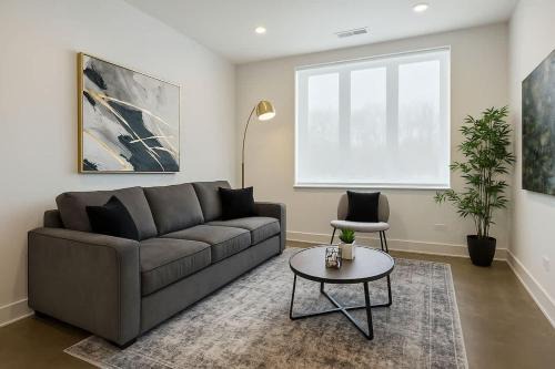 Near South Side Apartment | Stylish 4BR South Loop Home State 23-202
