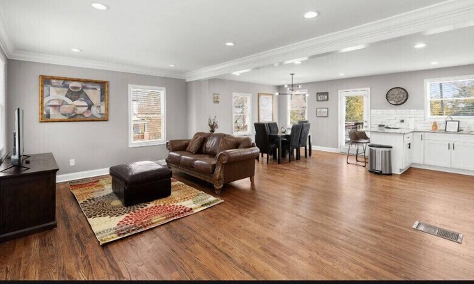 Belvedere Park House | Stylish 5 bedroom 4bath home 10 mins from Downtown Atl