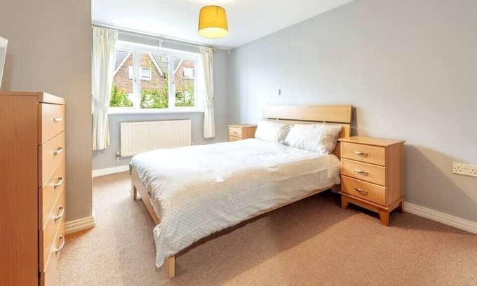 Redhill Apartment | Stylish and Spacious 2Bed/2Bath Redhill stay for 4!