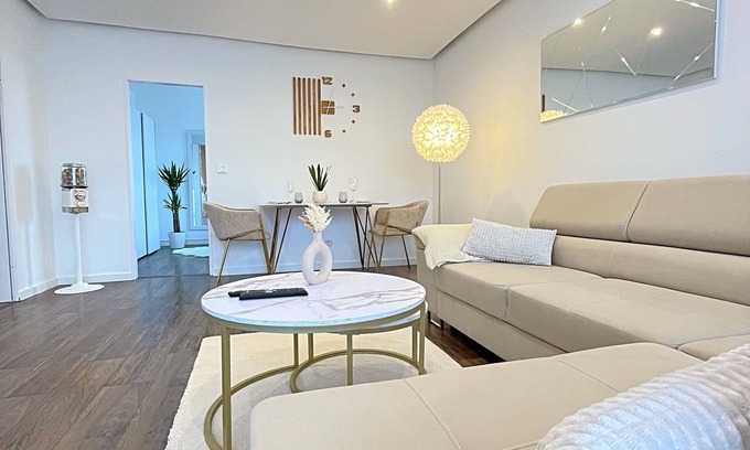 List Condo | Stylish apartment with balcony, water view and Netflix