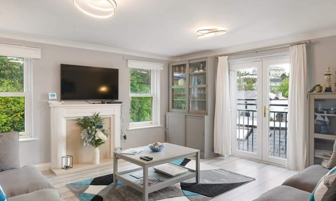 Torquay Apartment | Stylish Apartment with Private Parking, Torquay
