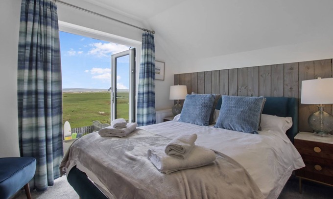 Westleigh House | Stylish beachside house with superb coastal views