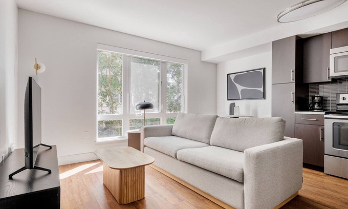 West Bellevue Apartment | Stylish Bellevue Jr 1BR w/Gym & Bike Storage, nr Park, by Blueground