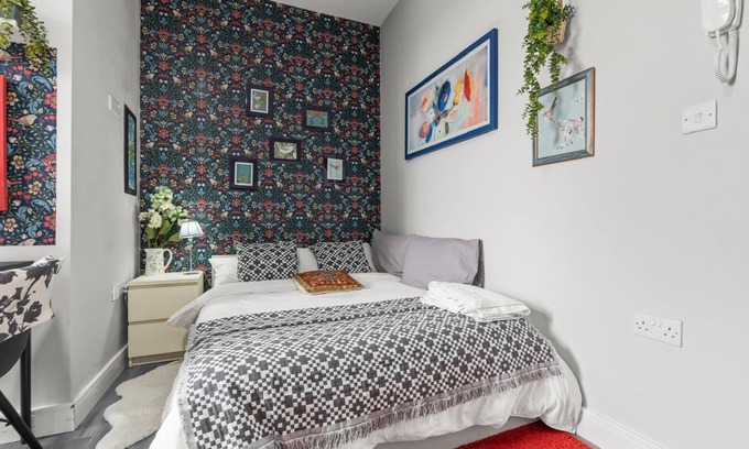 Bordesley Apartment | Stylish Birmingham Apartment with Fast WIFI