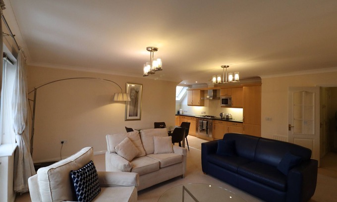 Bracknell Apartment | Stylish Bracknell Top Floor Apartment