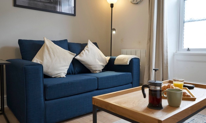 Gloucester Apartment | Stylish Central 1 Bed Apartment by Kahuna Stays