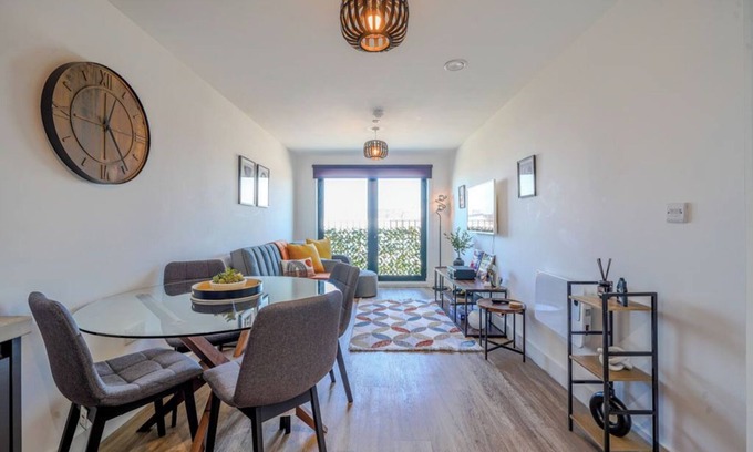 Vauxhall Apartment | Stylish City Stay | Juliette Balcony, Retro Games & Fast WiFi | Sleeps 4