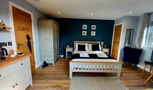 Carbis Bay Apartment | Stylish coastal retreat in St Ives with parking
