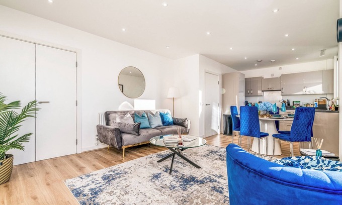 Brent Apartment | Stylish Colindale Apartment| Balcony w/City Views