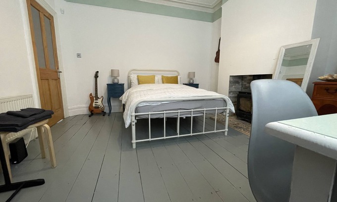 Liverpool House | Stylish comfy room in Liverpool