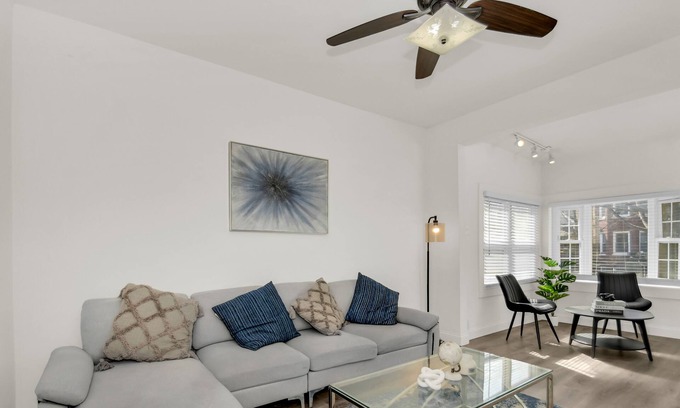 Brighton Park House | Stylish & Comfy Stay Close to Downtown