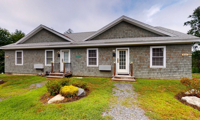 Edgecomb Condo | Stylish Condo at Sheepscot Harbor Resort w/Free WiFi, River Views, & Balcony