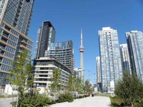 CityPlace Apartment | Stylish Condo Downtown Near CN Tower - Free parking
