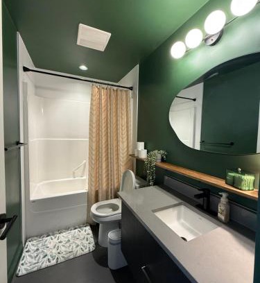 East Village Apartment | Stylish Condo, Riverview, Downtown East Village, Mins to Stampede, Saddledome