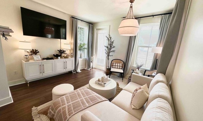Ocean Springs House | Stylish & Cozy Cottage, 1 mile to downtown Ocean Springs! Golf Cart District