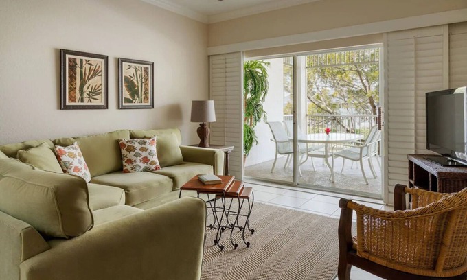 Marco Island Hotel | Stylish Deluxe 2BR Stay at Olde Marco Inn, Near Shops & Waterfront