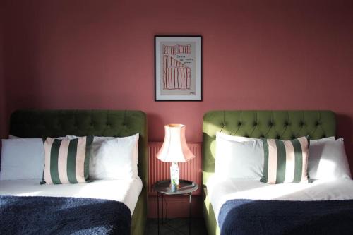 Bordesley Apartment | Stylish Digbeth Apartment, Sleeps 12 Opposite Birmingham Coach Station, perfect for large groups contractors