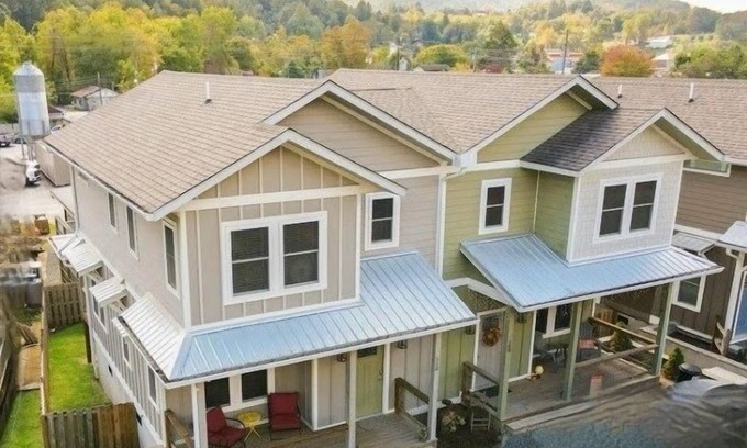 Bryson City House | Stylish Downtown Gem Hot Tub Custom Bunkroom Walk Everywhere, Relax, Enjoy