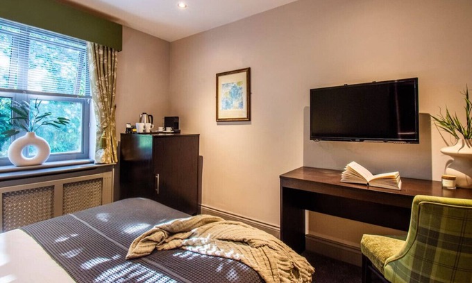 Yeovil Apartment | Stylish Ensuite w/Gym Access & Self-Catering