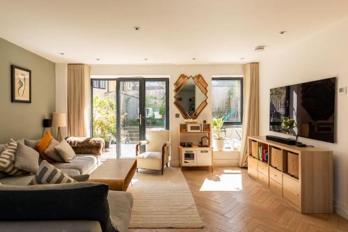 Bristol House | Stylish Family Home with Garden