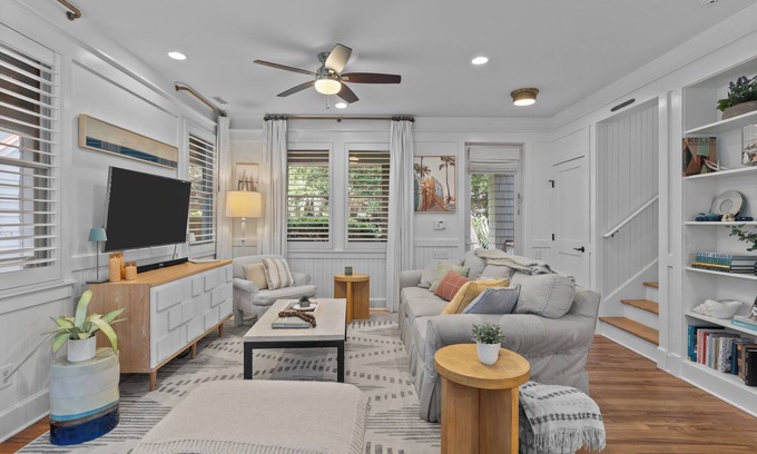Keepers Landing House | Stylish + Family Friendly - 2 Carts, 2 Clubs, Mins to E Beach, Kayak Our Dock