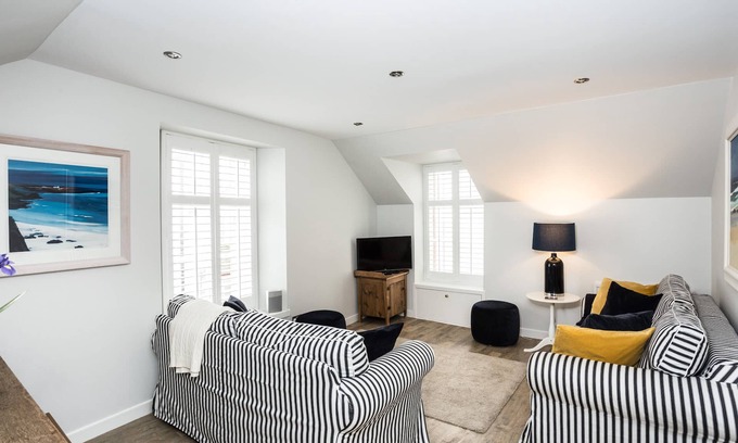 North Berwick Apartment | Stylish first-floor apartment with private patio, just moments from the High Street. Sleeps 2