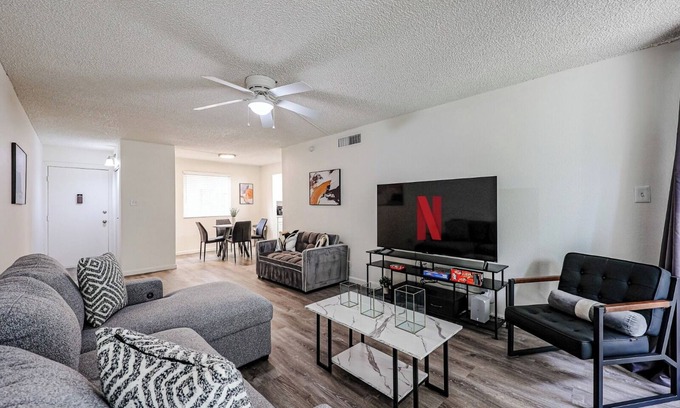 South Scottsdale Apartment | Stylish FULL 1BR Retreat w/Sofa Bed, Shopping & Bars