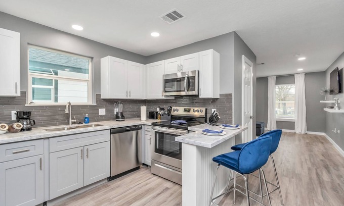 Northside House | Stylish & Furnished Near Downtown ¤ King Beds & Premium Amenities [Discount]