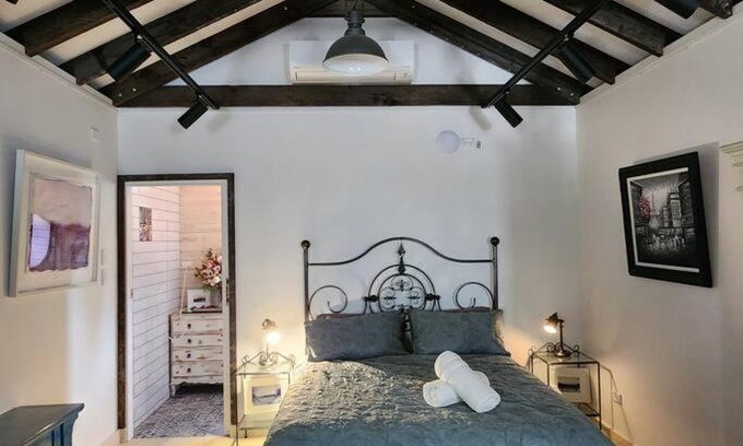 Mays Hill House | Stylish Gallery Sleep 4 , Near Parramatta CBD