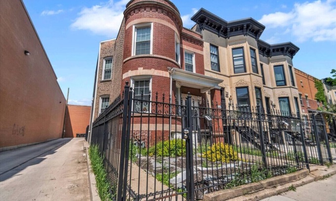 Near West Side Apartment | Stylish Garden Apartment | Walk to United Center