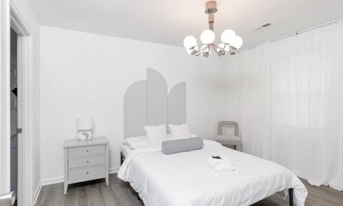 Charlotte House | Stylish Getaway 5min Uptown stadiums Kinf Bed