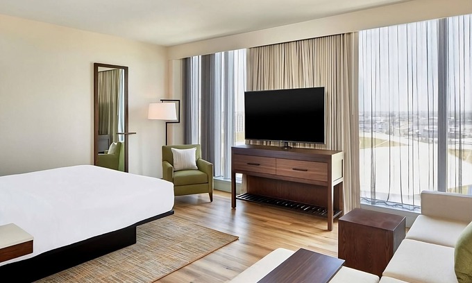 Sobro Hotel | Stylish Getaway near Downtown Nashville! Pets Allowed, Indoor Pool, Kitchenette!